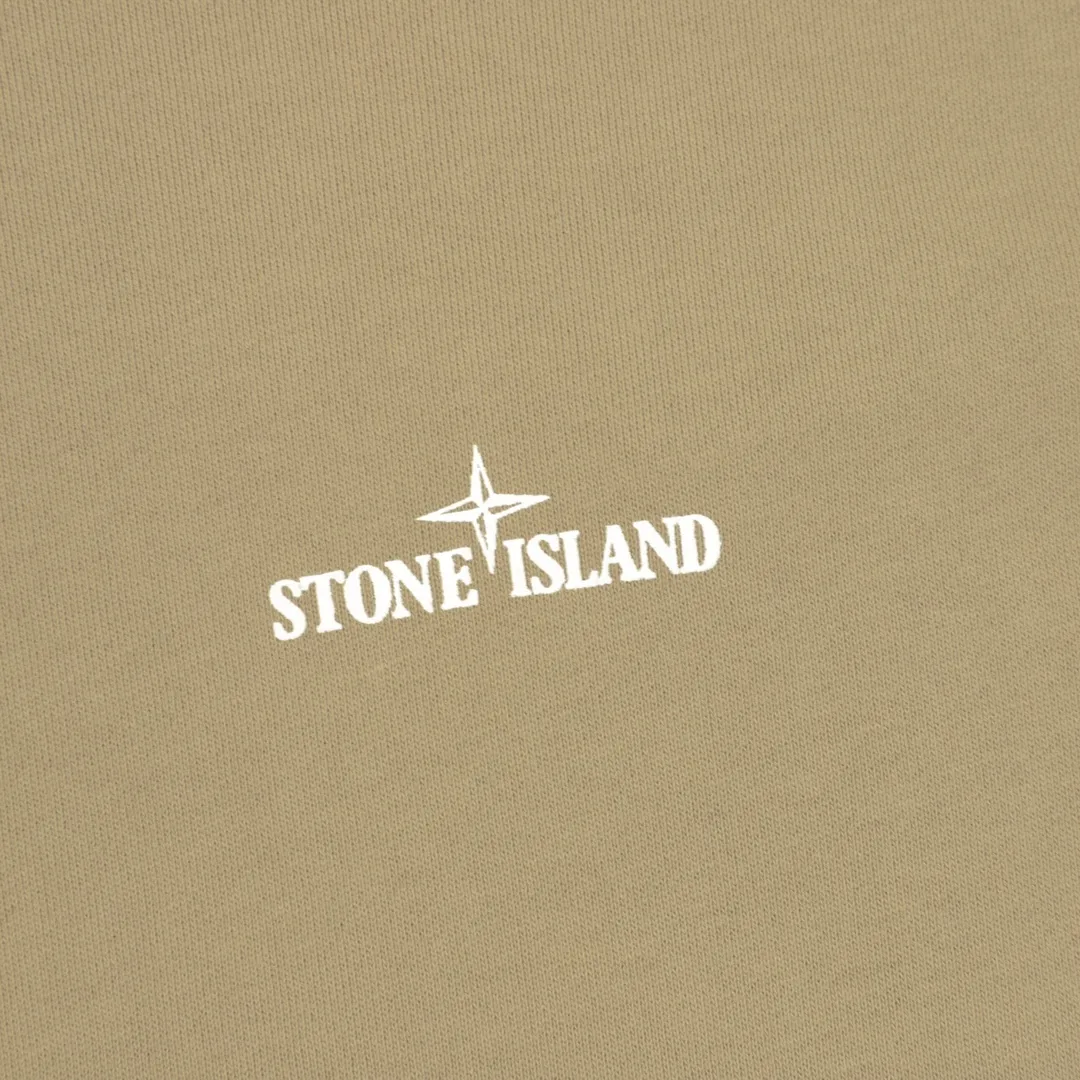 🅿️480 Stone Island 25FW reflective letter round neck sweatshirt is made of high-quality pure cotton fabric, which is not only soft to the touch, without any itch when close to the skin, but also has excellent performance. Moreover, the fabric has been specially treated to be wear-resistant and can still maintain good shape and color after multiple washes. The classic round neck design is simple and elegant, adapting to various face shapes and facial lines. The exquisite stitching on the cuffs and hem demonstrates the brand's ultimate pursuit of details. It is strong and durable and will not easily come off. Size: S-XL